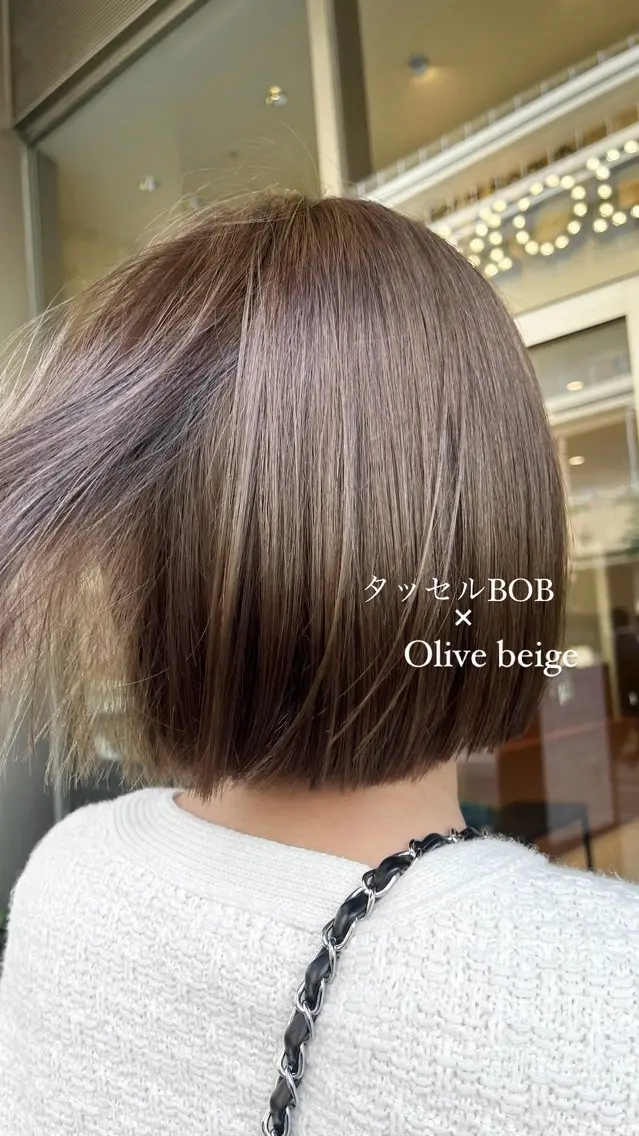 ショート カラー ベージュカラー ブリーチ 透明感カラー ブリーチなしカラー オリーブベージュ ルナ｜大人レイヤー｜ 白髪ぼかしハイライトのヘアスタイル