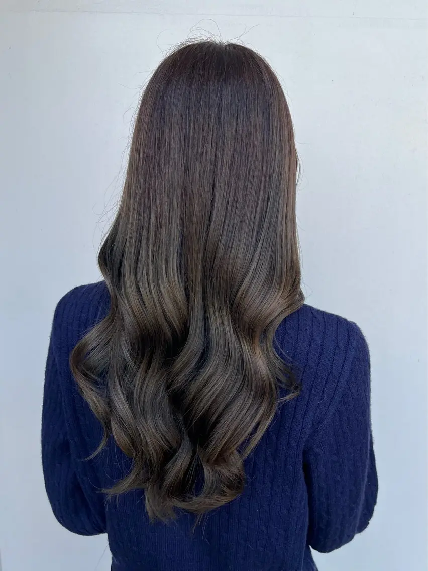 ロング ヘアカラー 本長 里藍のヘアスタイル