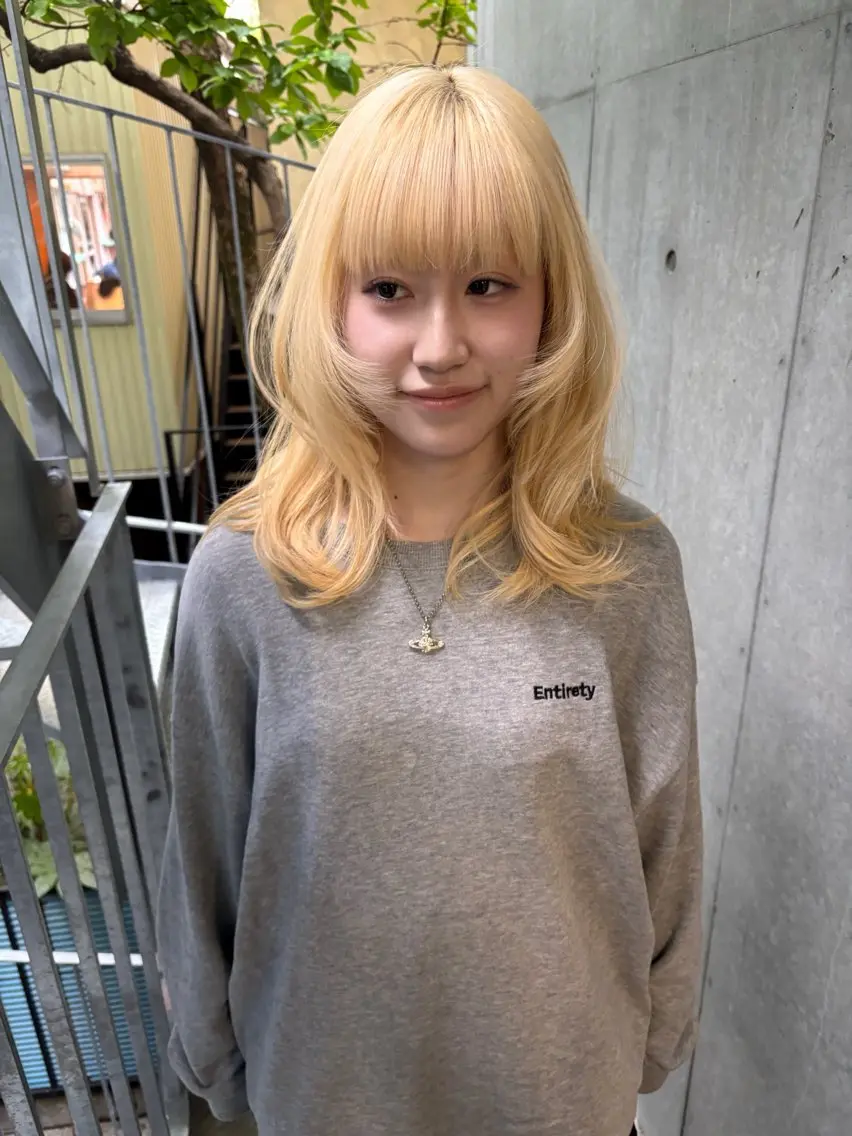 セミロング カラー 抜きっぱなしブロンド カット ヘアカラー トリートメント yuuna/ ハッシュカット🎀のヘアスタイル