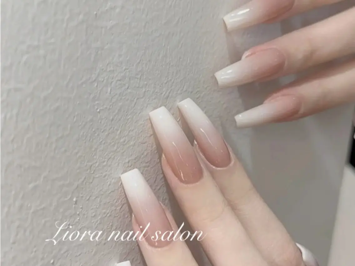 ネイル フレンチネイル ジェルネイル ガーリー グラデーション キラキラネイル ハンドネイル JUN Lioraネイルのネイルデザイン