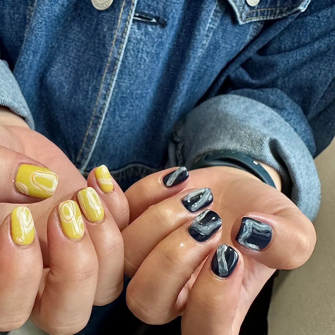 ネイル ネイビー ニュアンスネイル 冬ネイル 黄色 ハンドネイル pointillé .ayaのネイルデザイン