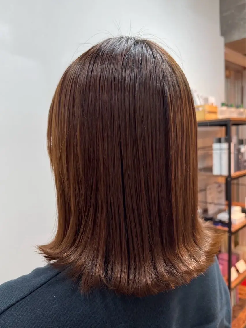 ミディアム ボブ 外ハネヘア 酸性ストレート 安岡美咲✂︎ 艶カラー/髪質改善のヘアスタイル