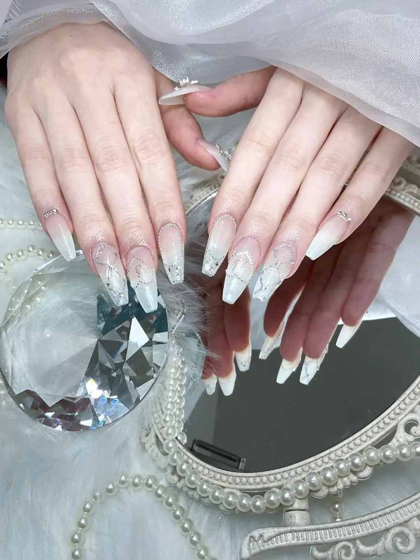 ネイル キラキラネイル 韓国ネイル ロングネイル ワンホンネイル ハンドネイル Josie nail salonのネイルデザイン
