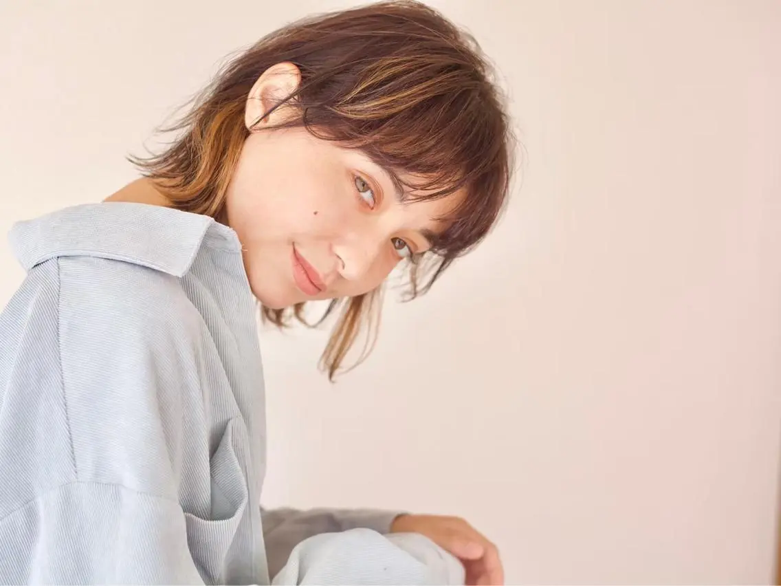ミディアム カラー 比嘉 千咲のヘアスタイル