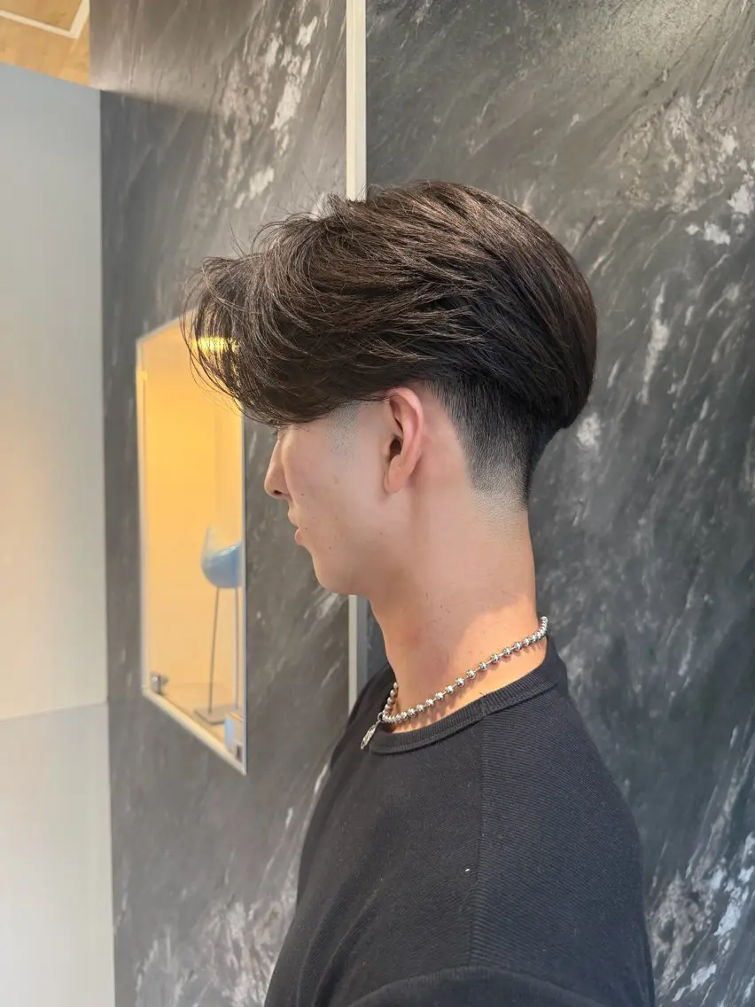 ミディアム パーマ メンズ ミディアムパーマ センターパート フェードカット フェザーパーマ メンズパーマ カット パーマ 💈ニュアンスパーマ センターパート💈のヘアスタイル