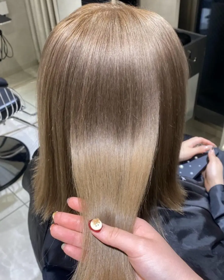 ミディアム ヘアカラー トリートメント 上品ハイトーン×艶 カラー🤍／ふうかのヘアスタイル
