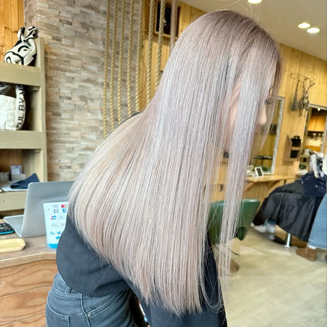 ロング 韓国レイヤー外国人風 透明感カラー髪質改善のヘアスタイル