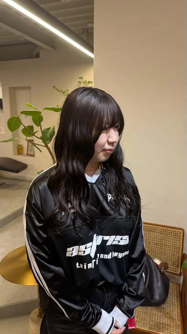 ロング カラー 小山 栞奈のヘアスタイル
