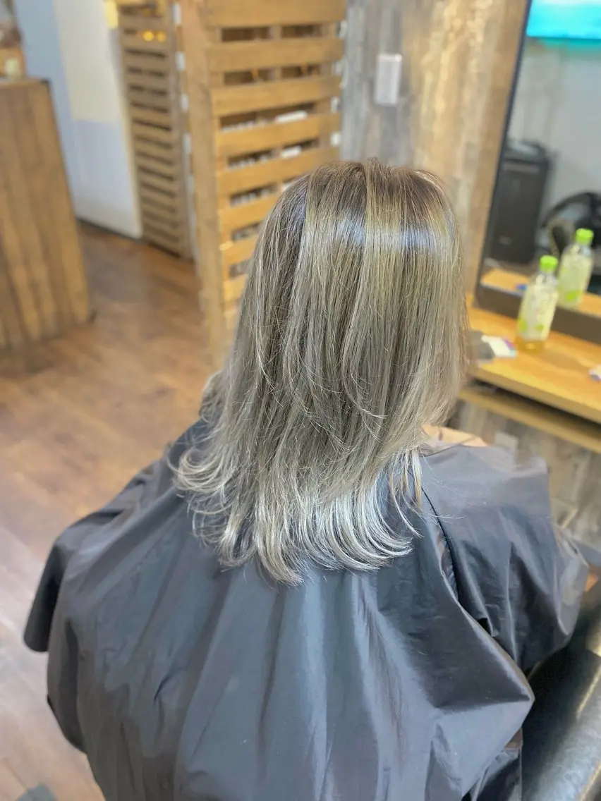 ミディアム カラー バレイヤージュ ブリーチ レイヤーカット カット ヘアカラー Luzir⭐︎ GEN⭐︎のヘアスタイル