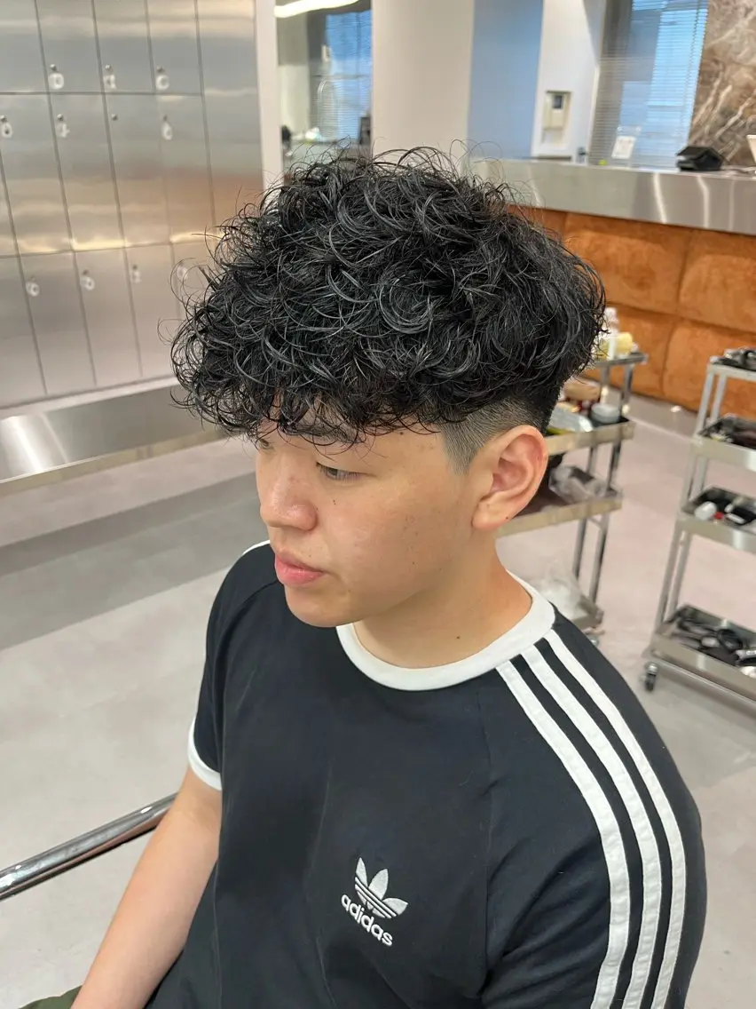 ショート パーマ メンズ ⚡メンズパーマフ ェードカットTomyのヘアスタイル