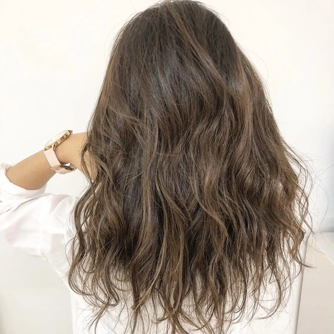 ロング カラー アッシュ バレイヤージュ ブリーチ グラデーションカラー グレージュ 似合わせカット/ レイヤーカット/新谷のヘアスタイル