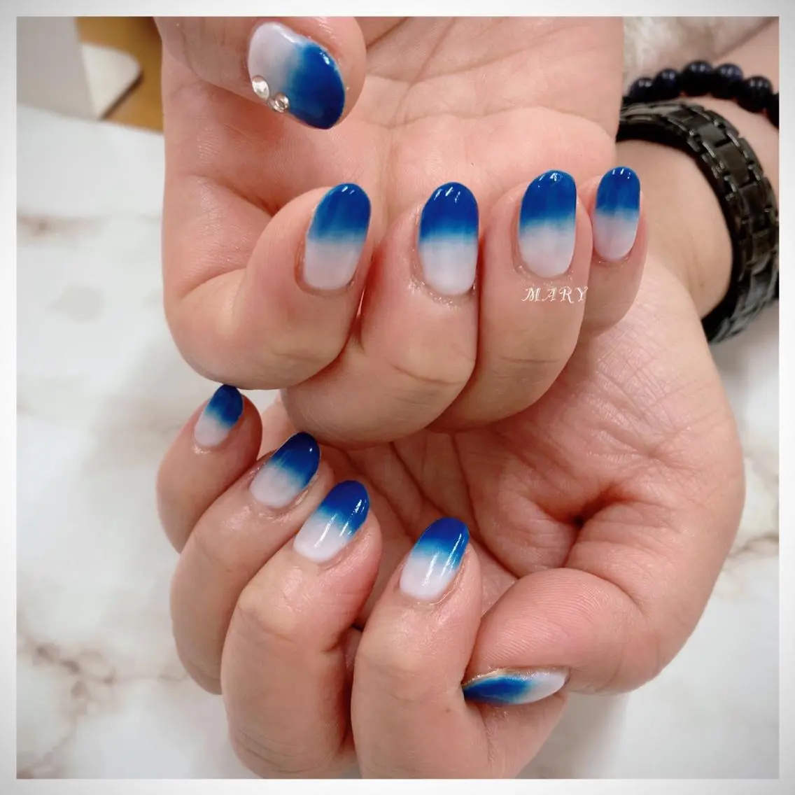 ネイル ブルー グラデーション ニュアンスネイル シンプルネイル ハンドネイル Mary nail .narumiのネイルデザイン