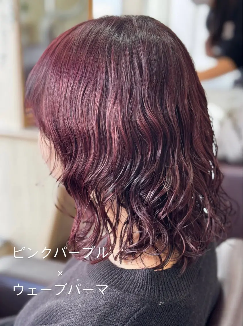 ミディアム カラー パーマ ミディアムパーマ ディープパープル ピンクカラー パープルカラー 小林 光紗のヘアスタイル