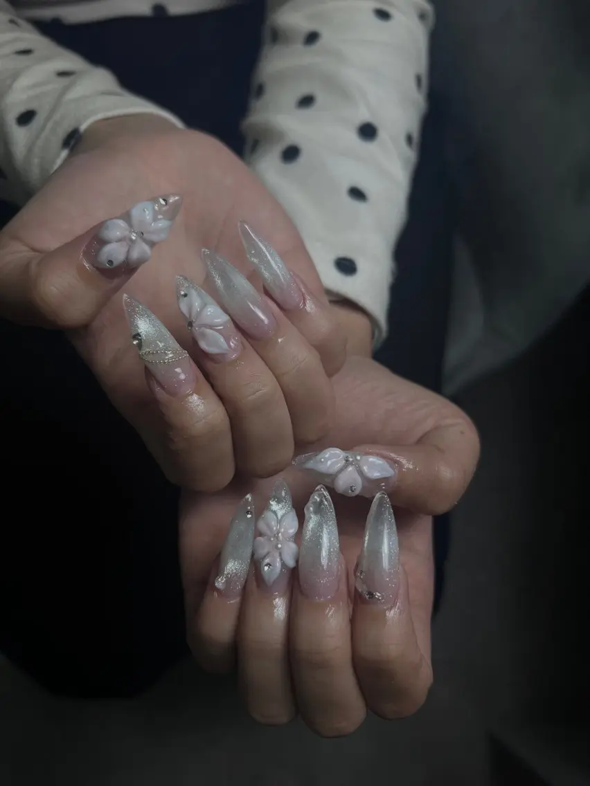 ネイル フラワーネイル ガーリー キラキラネイル ラメ(グリッター) ロングネイル ハンドネイル solea nail /sakiのネイルデザイン