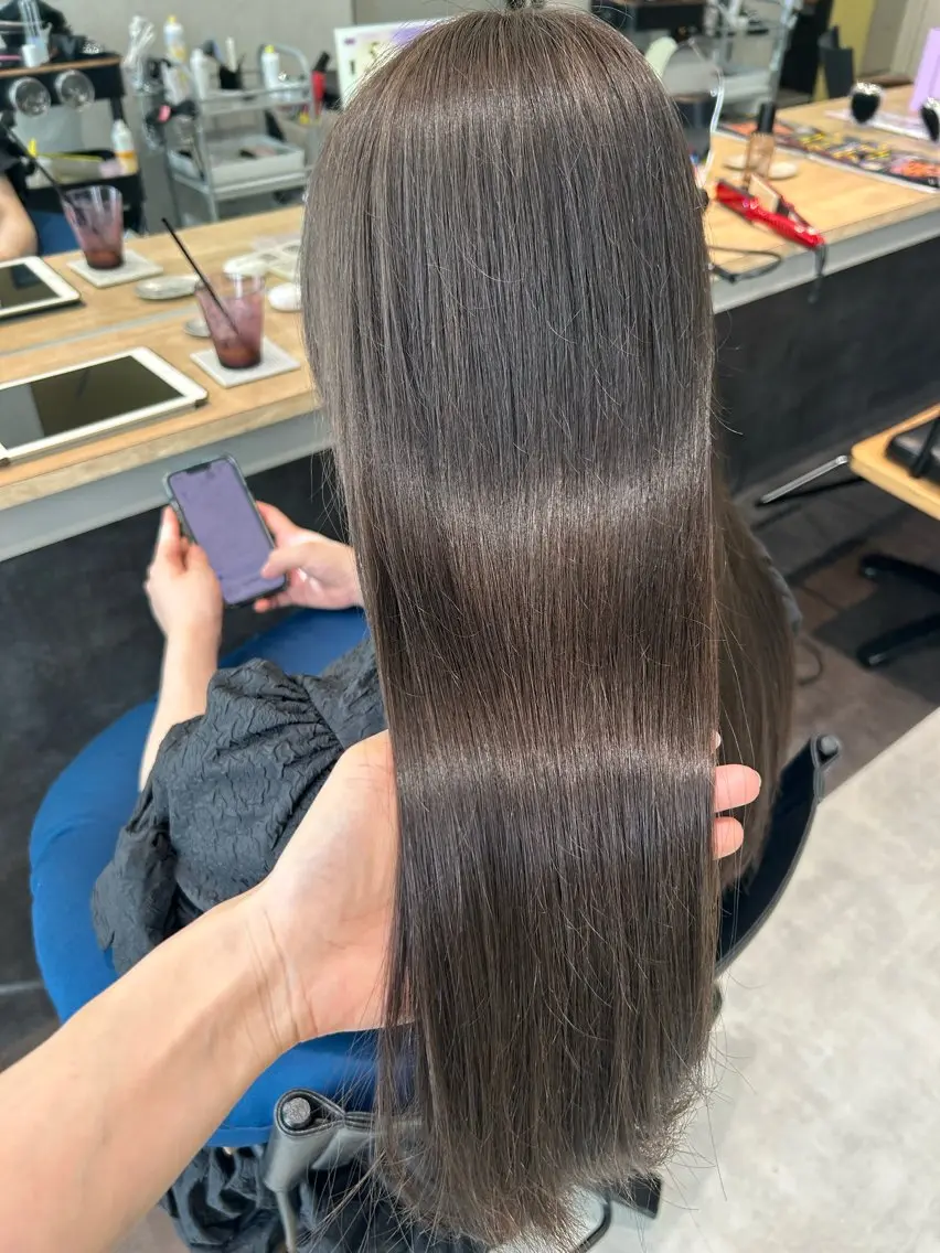 ロング カラー ブリーチ グレージュ シルバー シルバーグレージュ カット ヘアカラー トリートメント hubhair レイヤー/透明感のヘアスタイル