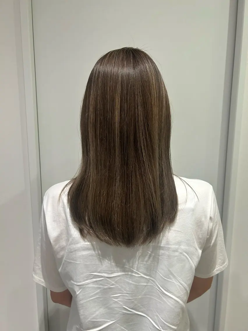 セミロング アッシュ ハイライト リベイルけんた モデル募集のヘアスタイル