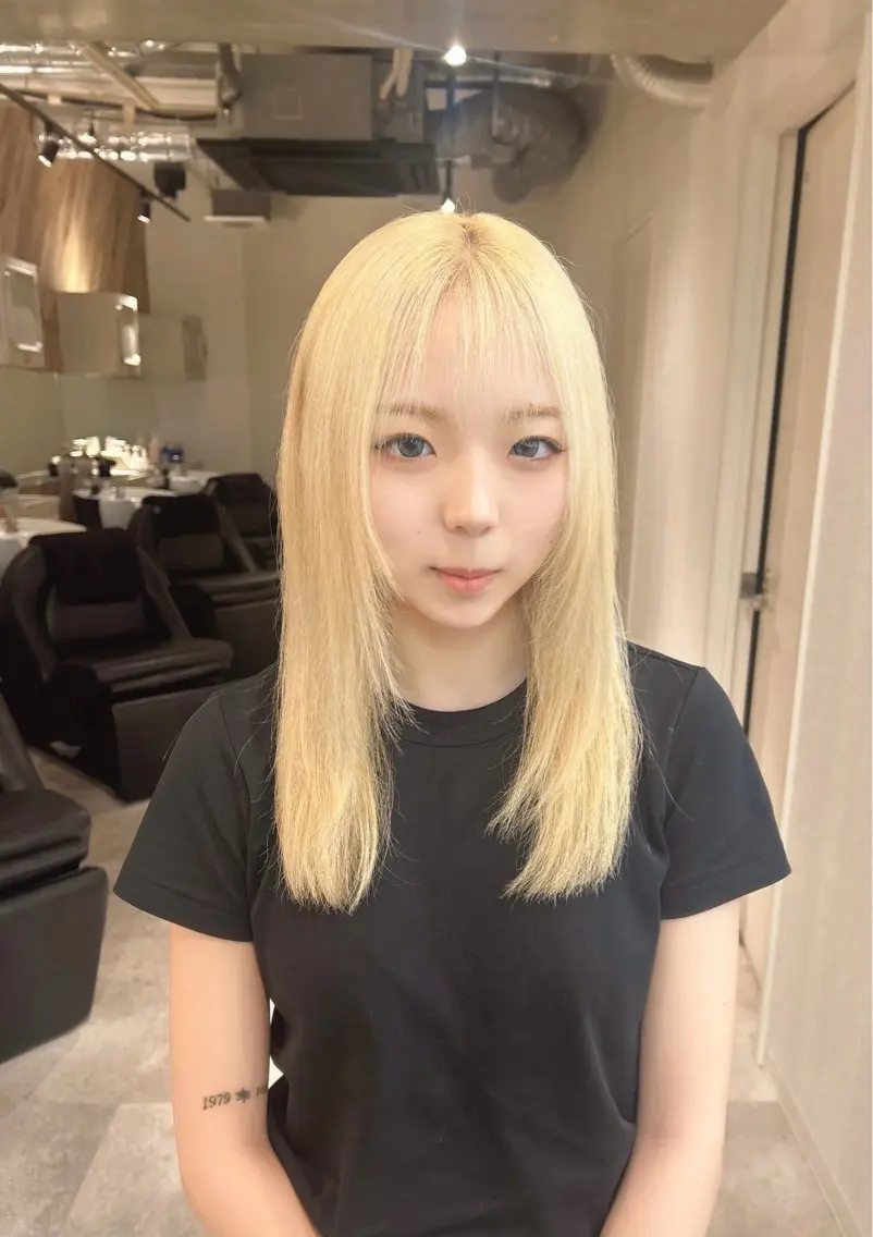 ミディアム カラー ブロンド ヘアカラー トリートメント ウルフカット レイヤーカット上柿のヘアスタイル