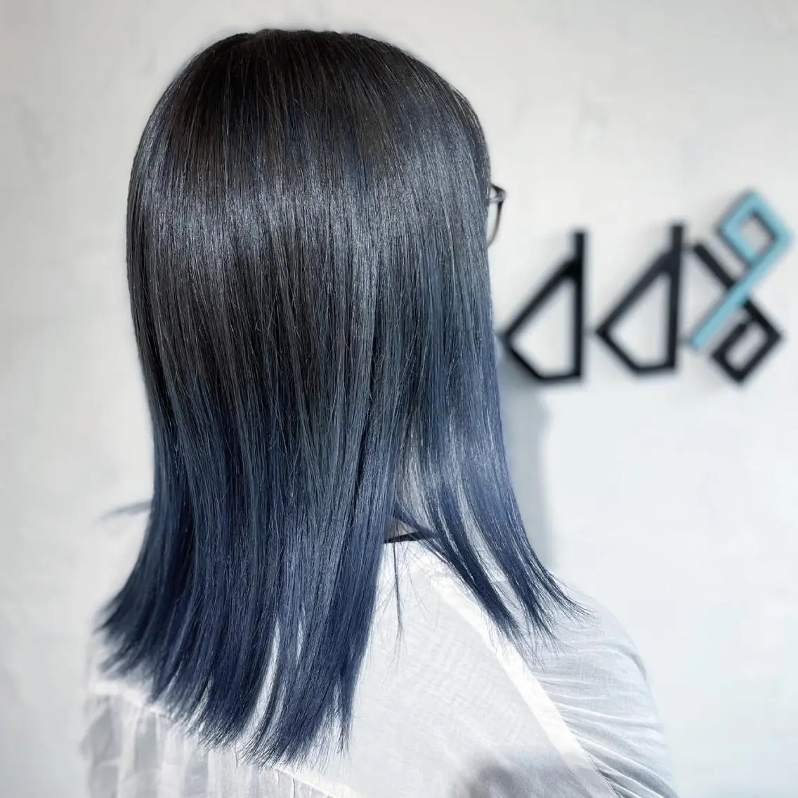 ミディアム カラー パーマ ヘアアレンジ アッシュ バレイヤージュ 黒髪 ブルーカラー ブルーブラック ヘアカラー トリートメント Add9 柳田健登のヘアスタイル