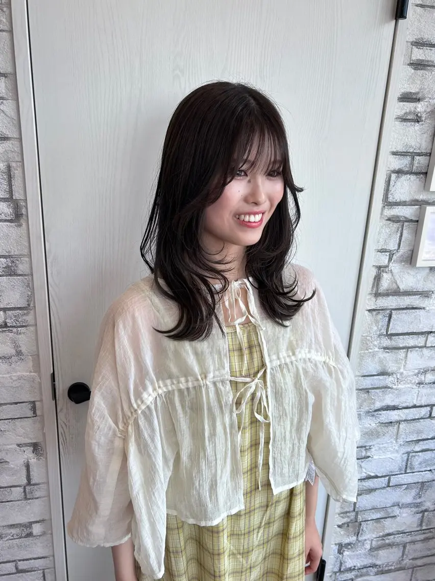 セミロング カラー ベージュカラー オリーブベージュ レイヤーカット 廣瀬 美月のヘアスタイル