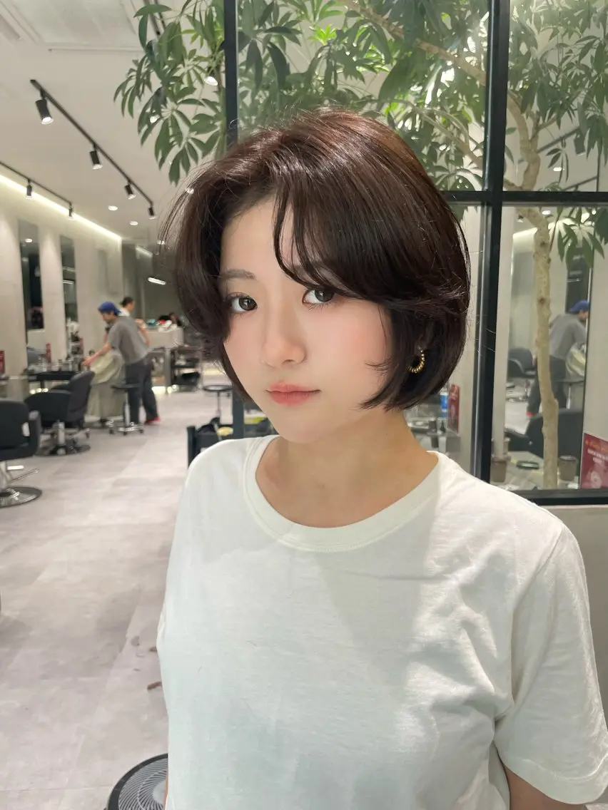 ショート カット ヘアカラー トリートメント 神戸レイヤーカット 顔周り／骨格診断のヘアスタイル