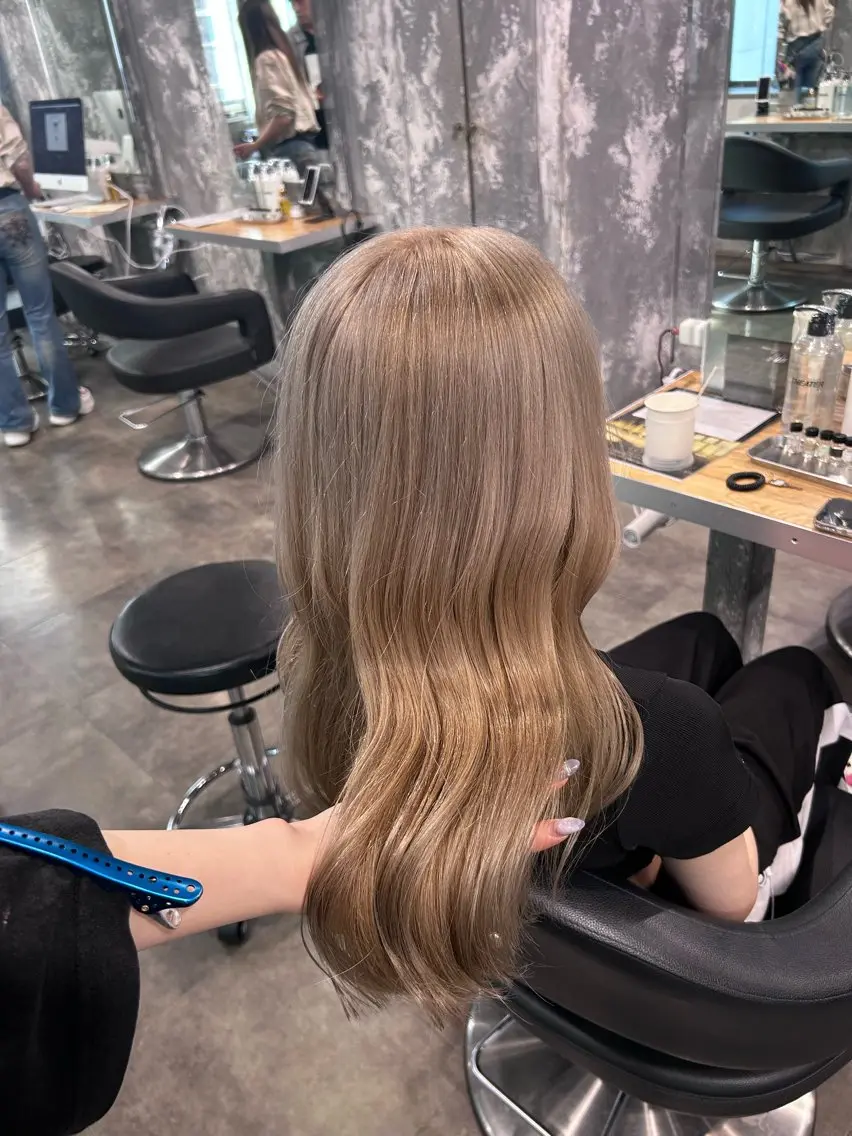 ロング カラー カット ヘアカラー トリートメント 寒色🦋韓国ヘア💙 ブリーチ/レイヤーのヘアスタイル