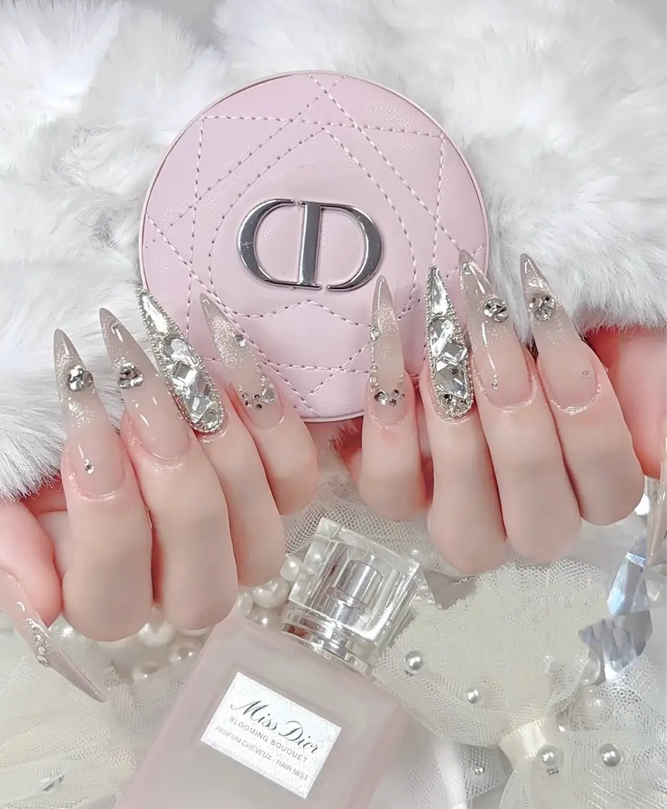 ロング 外国人風カラー 韓国風ヘア ハンドネイル E🌷nail 長さだし専門店のネイルデザイン