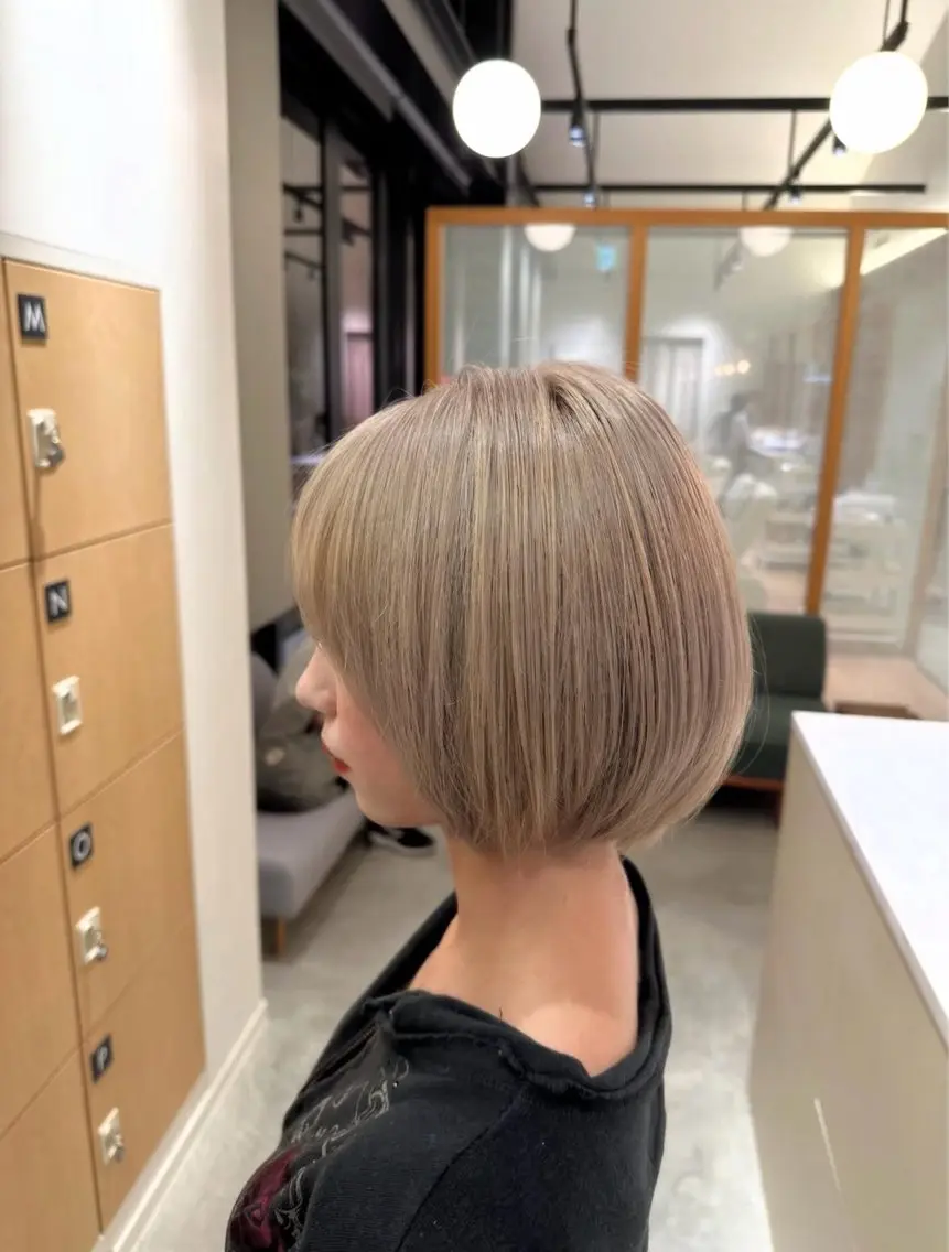 カラー ベージュカラー ダブルカラー シルバー シルバーベージュ カット ヘアカラー 出口 凜乃介のヘアスタイル
