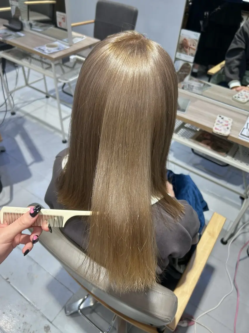 セミロング カラー ベージュカラー ブリーチ ミルクティーベージュ カット ヘアカラー レイヤーカット⛓ hina🩶のヘアスタイル