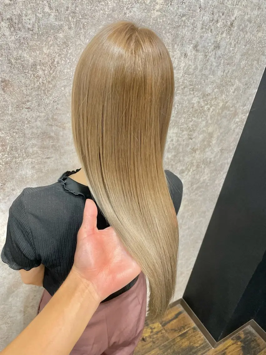 カラー ベージュカラー ブリーチ ダブルカラー ミルクティーベージュ 穐田 航のヘアスタイル