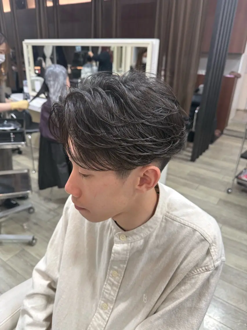 ミディアム パーマ メンズ ミディアムパーマ フェザーパーマ メンズパーマ カット パーマ 市川 博紀 店長のヘアスタイル
