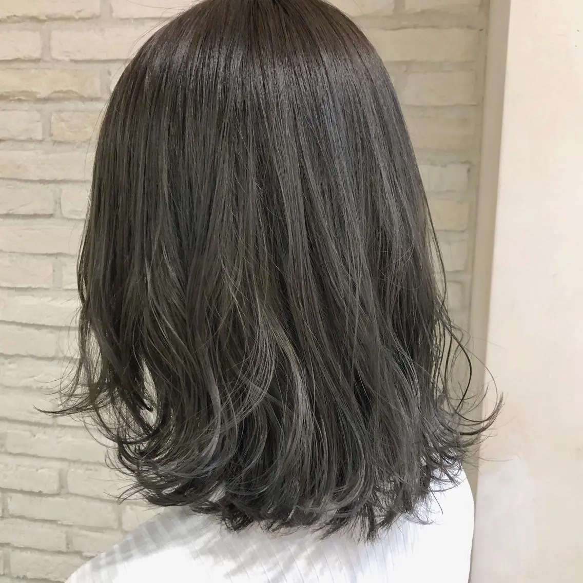 ミディアム カラー ダークグレー 大平 美沙のヘアスタイル