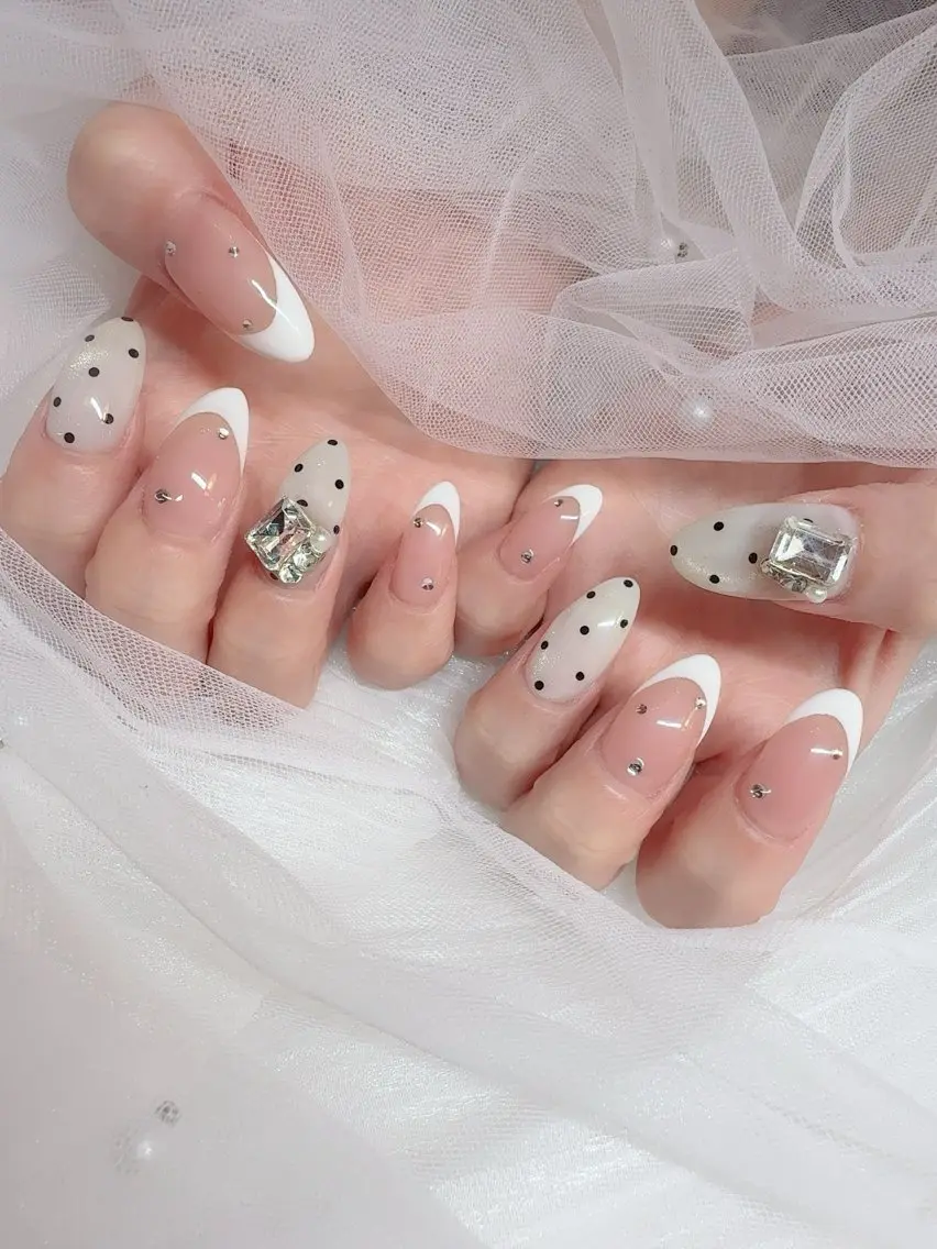 ネイル ドット フレンチネイル ガーリー ワンホンネイル teddybear nailsのネイルデザイン