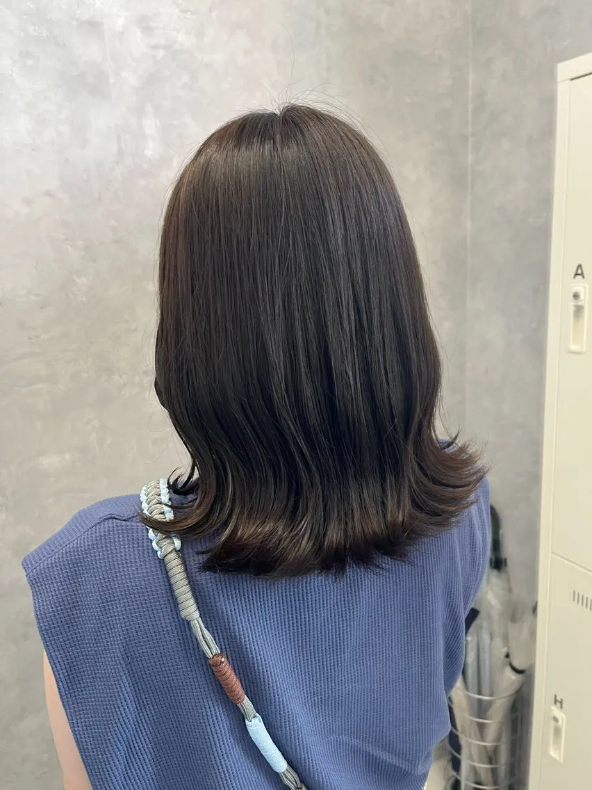 ミディアム カラー グレージュ オリーブグレージュ オリーブグレー くびれヘア 外ハネヘア カット ヘアカラー NUMBER 天王寺 🌼yuriのヘアスタイル