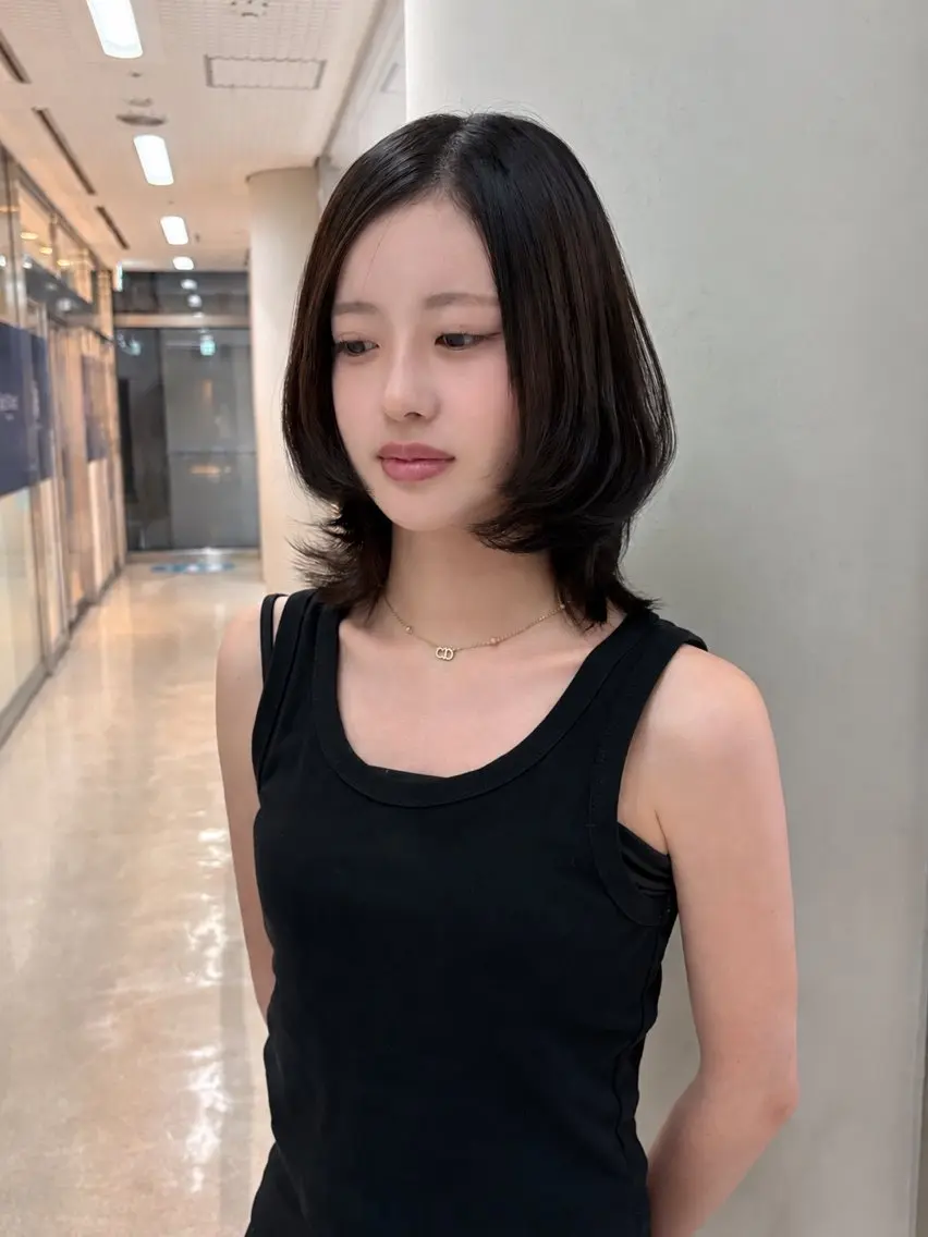 ミディアム 顔まわりレイヤー 顔周りカット レイヤーカット ‘AXIS栄ガスビル Hinataのヘアスタイル