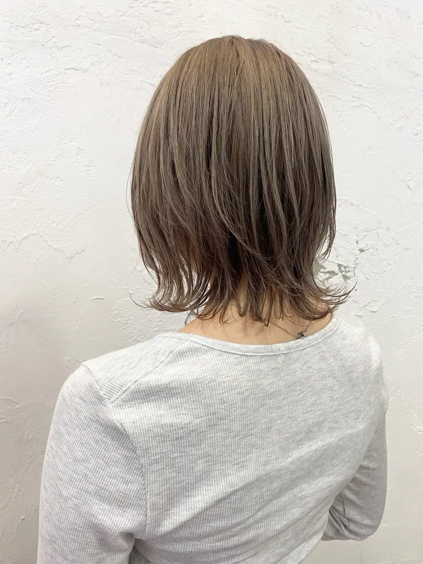ミディアム カラー ベージュカラー ブリーチ ミルクティーベージュ 🍑もも 🍑のヘアスタイル