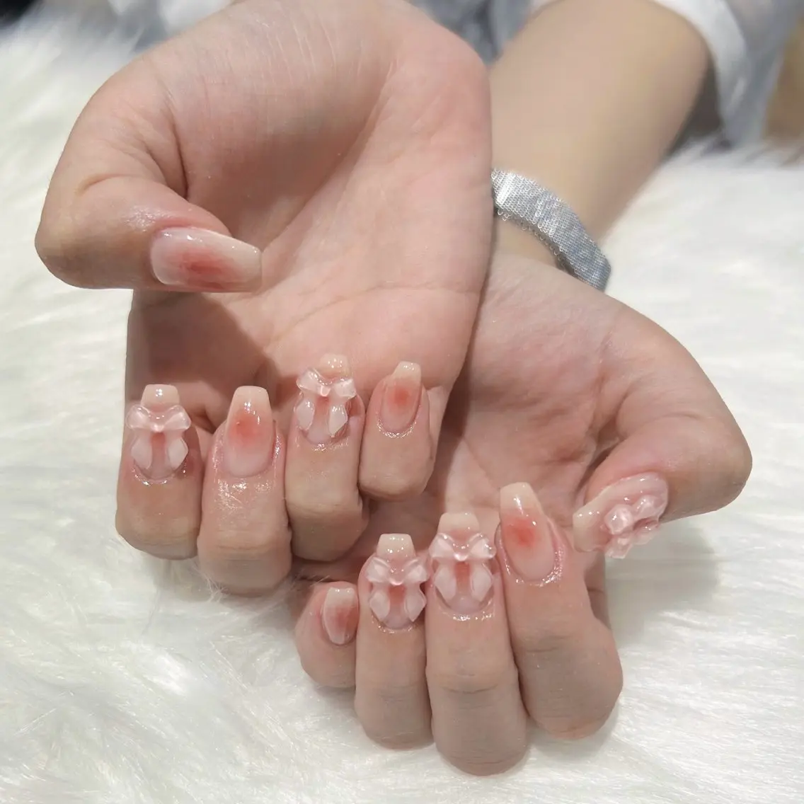 ネイル チークネイル キラキラネイル リボン ワンホンネイル ハンドネイル ぷりゅねる 心斎橋のネイルデザイン
