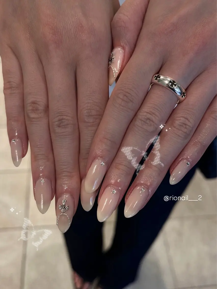 ネイル 𝘙𝘪𝘰𝘯𝘢 ...🕯🤍のネイルデザイン