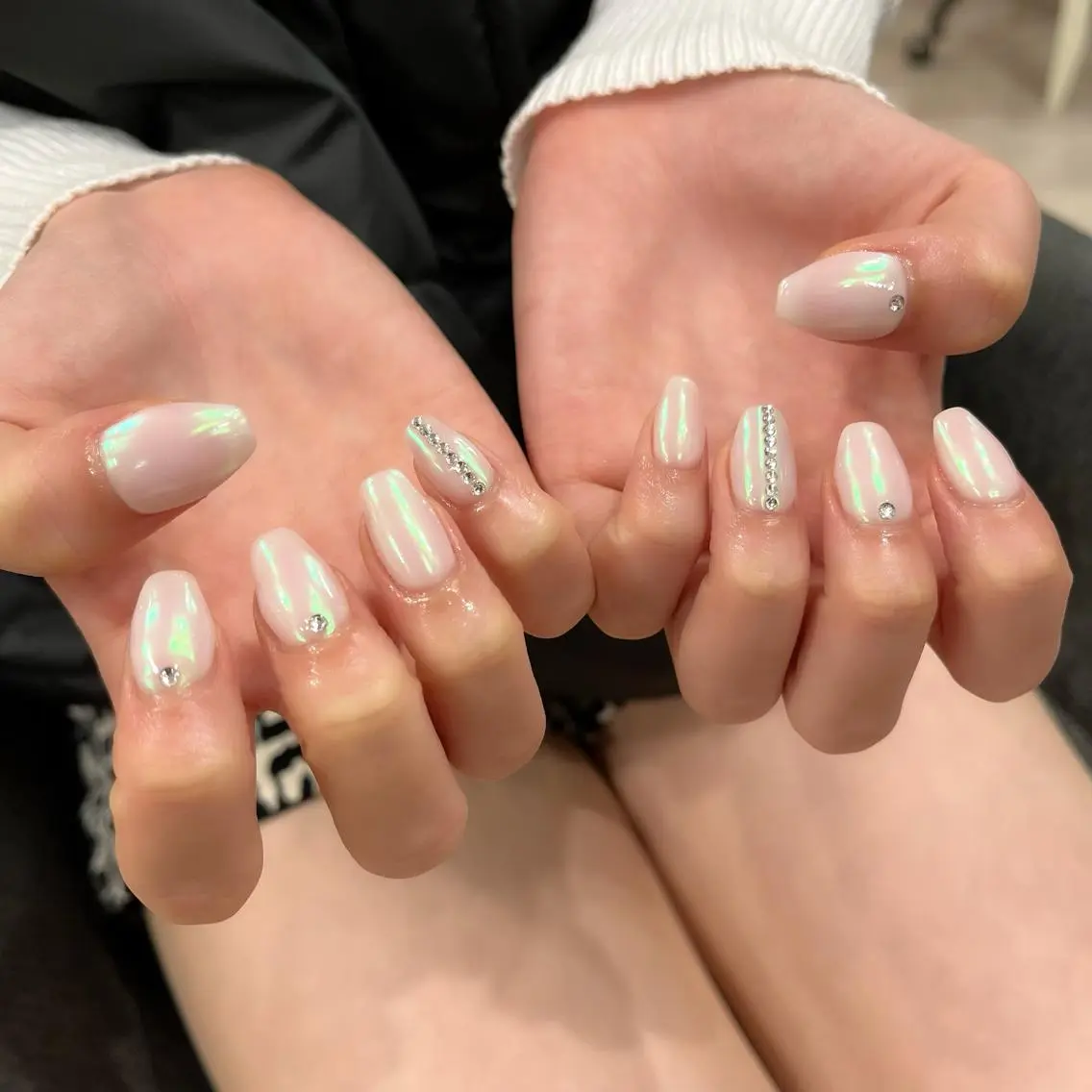 ネイル オーロラネイル ガーリー キラキラネイル ワンカラーネイル ストーンネイル 阿部 ほのかのネイルデザイン