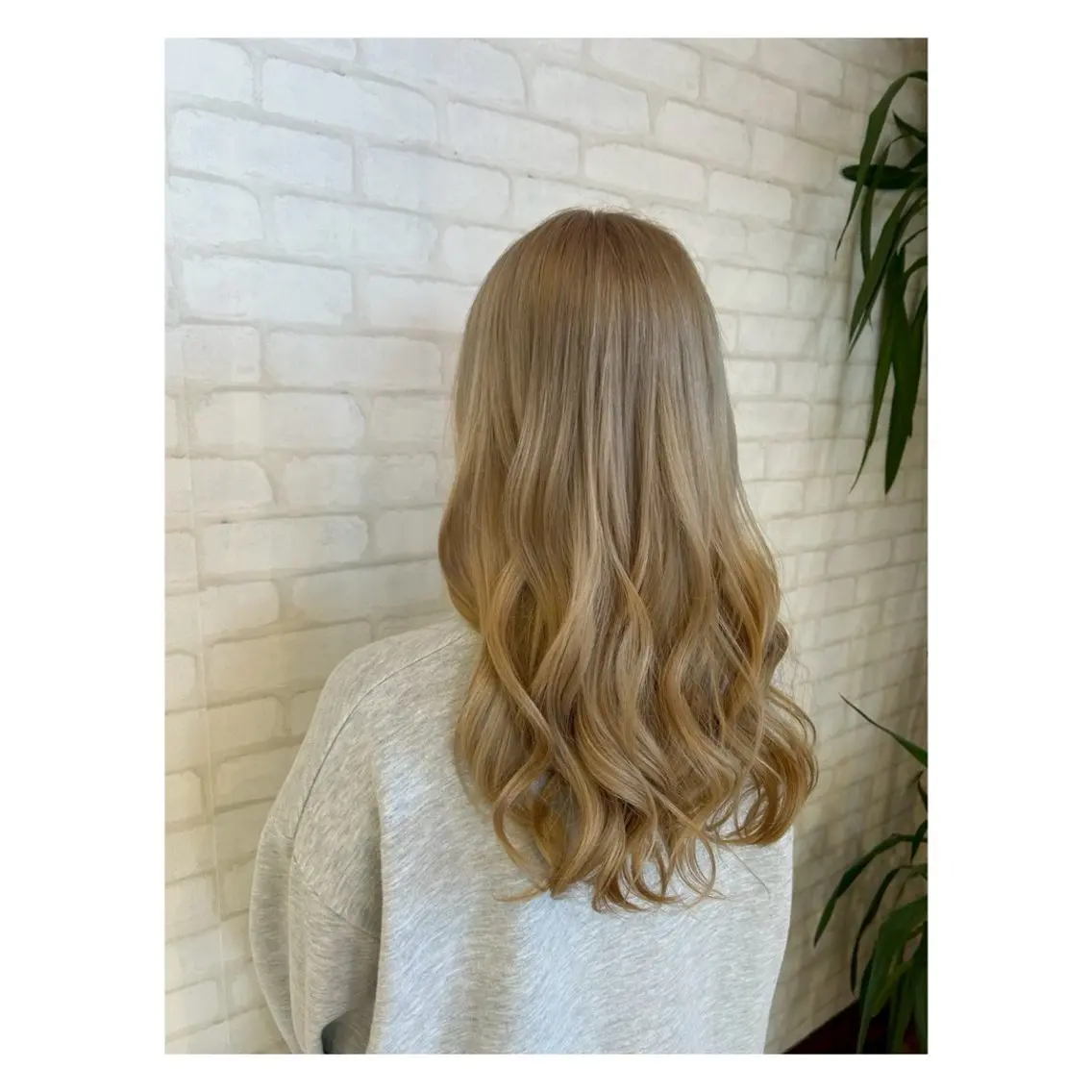 セミロング ヘアカラー 石橋 咲のヘアスタイル