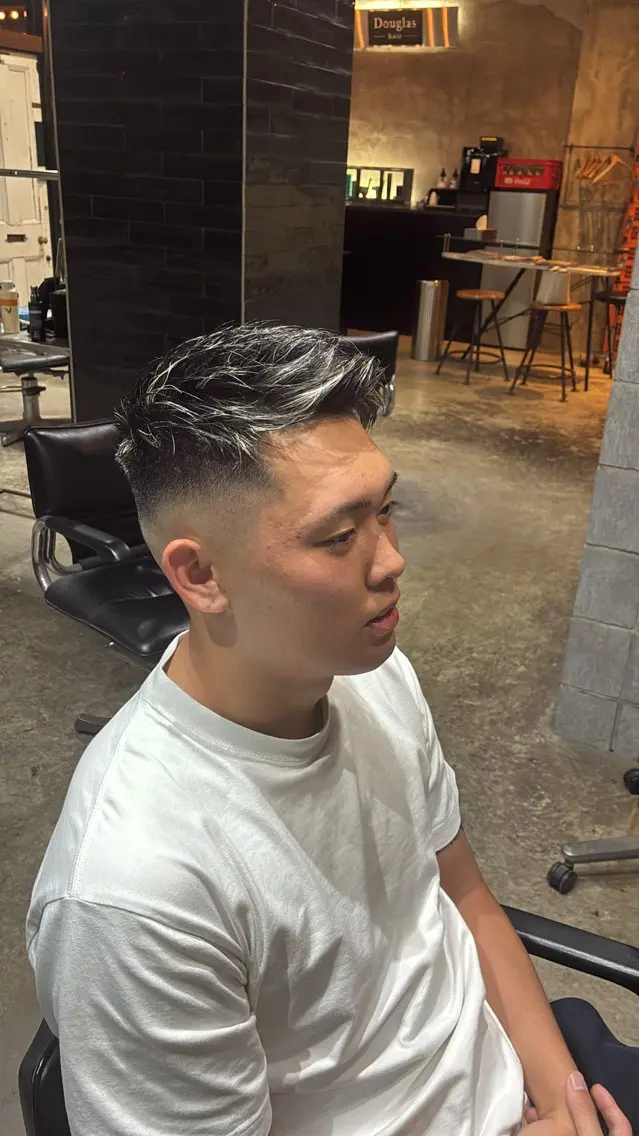 カラー メンズ フェードカット メンズメッシュ スキンフェード メッシュ カット ヘアカラー 都築 愛翔のヘアスタイル