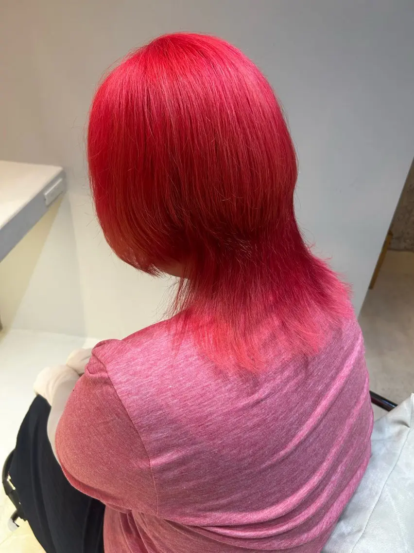 セミロング カラー ブリーチ ダブルカラー ピンクカラー ウルフカット ヘアカラー 津村 心優のヘアスタイル