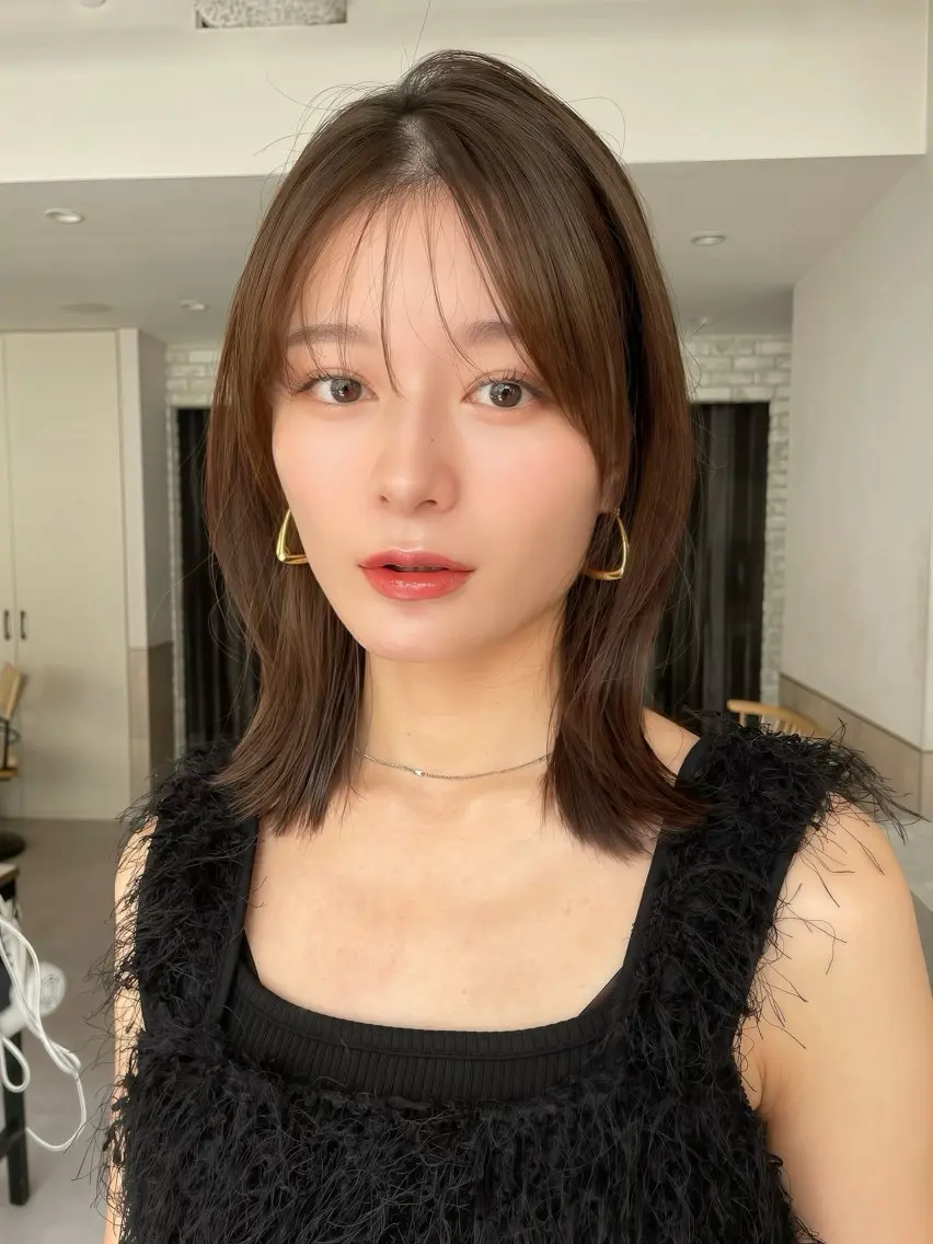 ミディアム チョコレートブラウン くびれヘア レイヤーカット シースルーバング カット ヘアカラー トリートメント 江上 京花のヘアスタイル