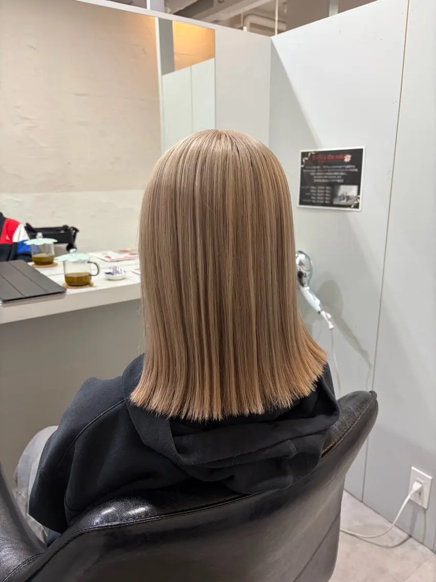 ミディアム カラー ベージュカラー ホワイトベージュ カット ヘアカラー tokute よしかわなお🍒のヘアスタイル