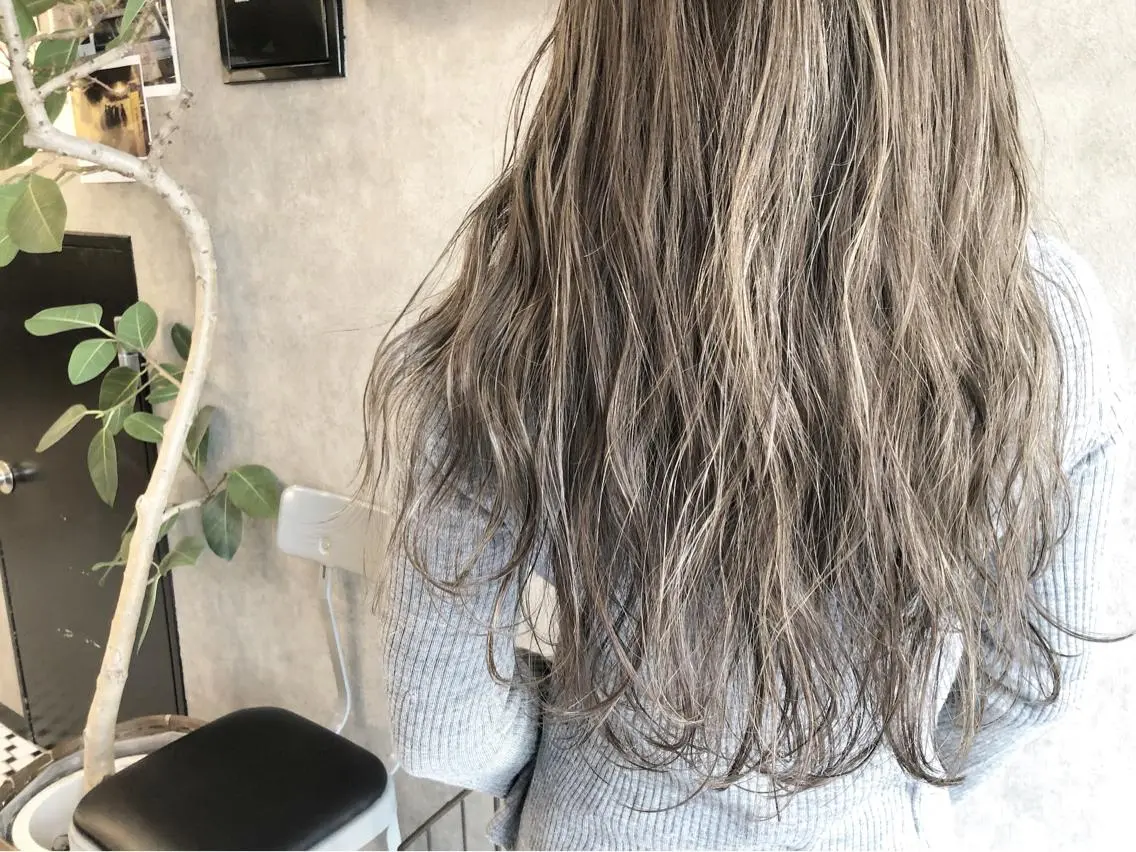 セミロング カラー 顔周りレイヤーカット ブリーチminamiのヘアスタイル