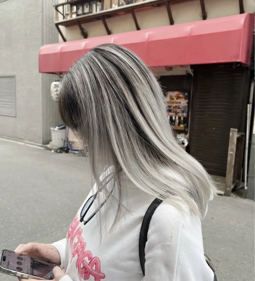 セミロング カラー バレイヤージュ シルバー ホワイトシルバー レイヤーカット 指名数No.1 /NAOYAのヘアスタイル
