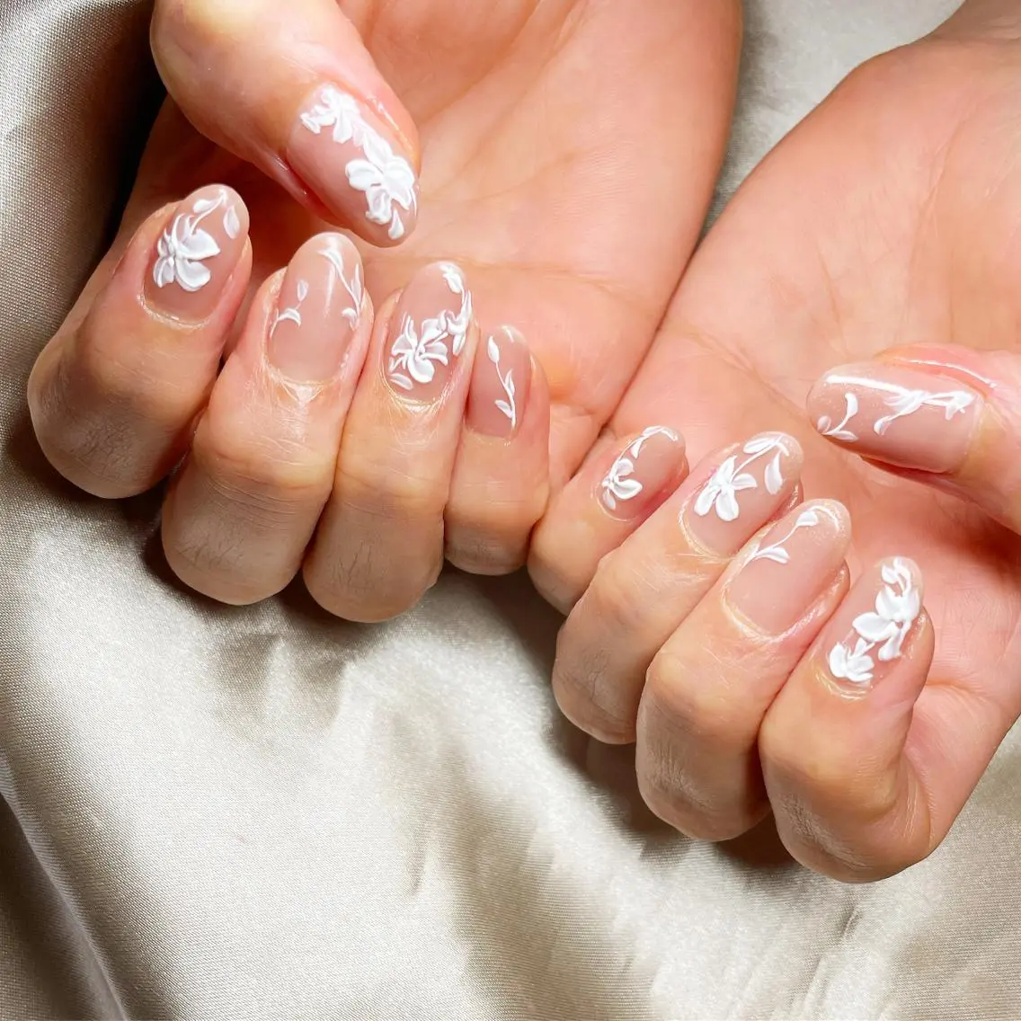 ミディアム カラー パーマ ヘアアレンジ メンズ キッズ ネイル マツエク・マツパ アイブロウ ベージュカラー フラワーネイル el. by Aoのネイルデザイン