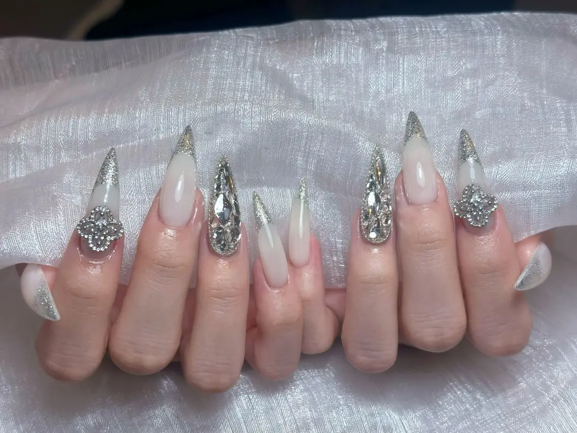 ネイル チークネイル ドット フレンチネイル グラデーション 韓国ネイル ハンドネイル Lisa Nail Salonのネイルデザイン