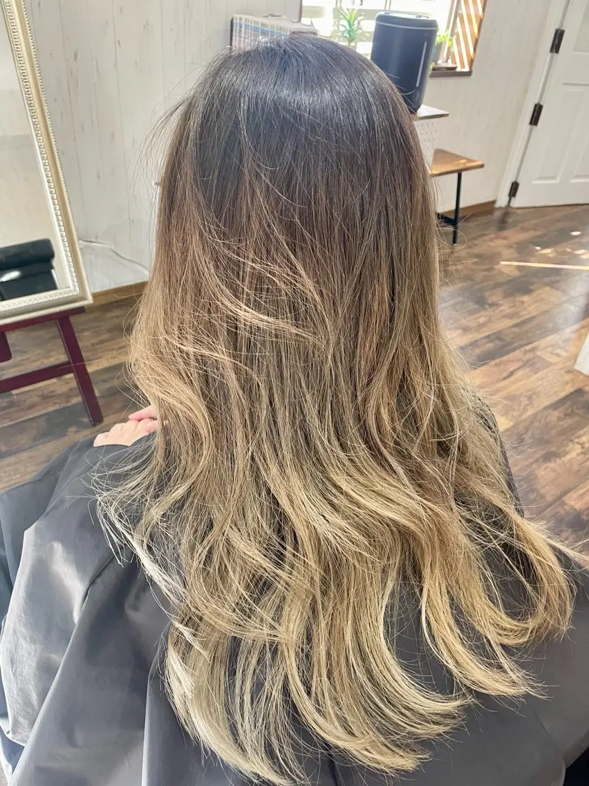 セミロング カラー ブリーチ ケアブリーチ グラデーションカラー 西川 敏夫のヘアスタイル