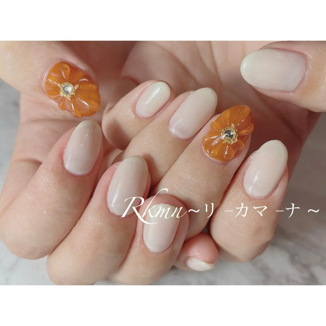 ネイル アートネイル フラワーネイル ぷっくりネイル 春ネイル ホワイト ハンドネイル フットネイル ハンドケア Rkmn ~リ-カマ-ナ~のネイルデザイン
