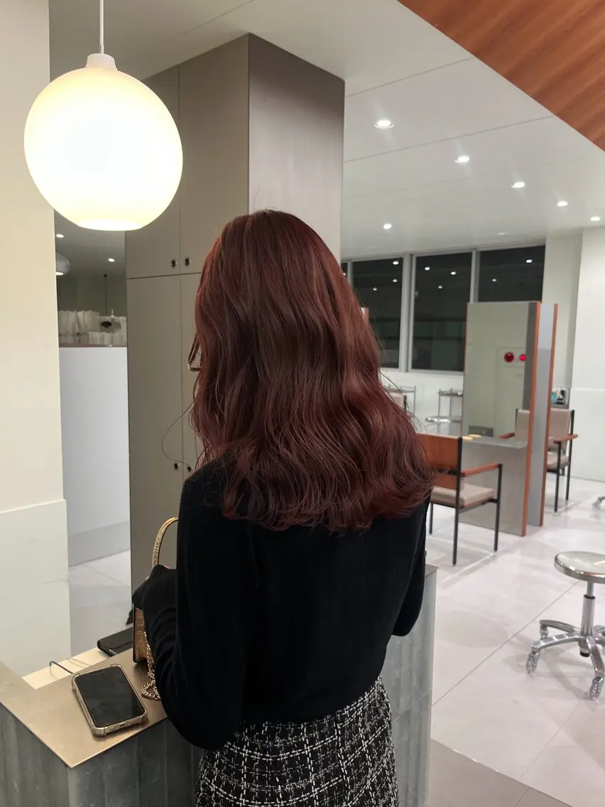 ロング カラー ボルドーカラー トリートメント ヘアカラー レイヤーカット🐩 透明感カラー モカのヘアスタイル
